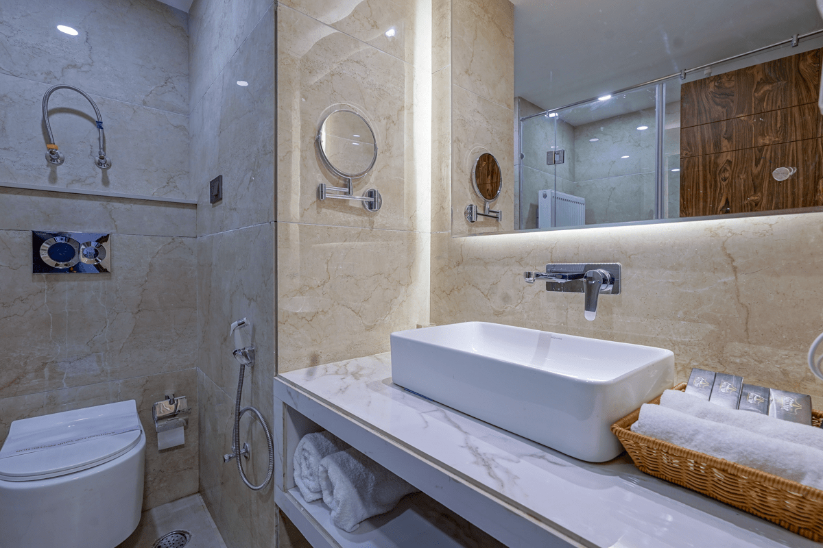 Hotel Hilltop Gulmarg washroom