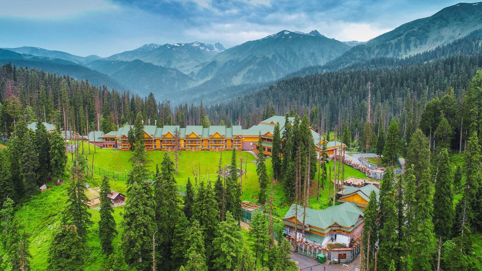 Hotel Khyber Gulmarg — Best luxury 5-star ski resort in Gulmarg Kashmir, premium Kashmir tour packages